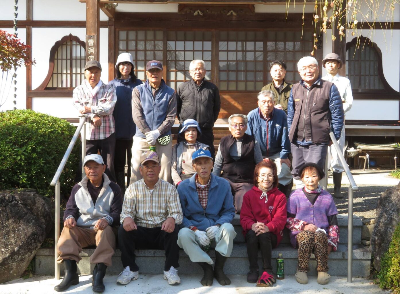 11月16日檀家の奉仕活動で、境内清掃を実施しました。